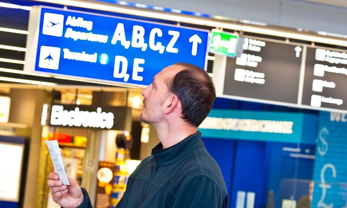 How to Avoid Missing Connecting Flights: Complete Travel Guide 2026